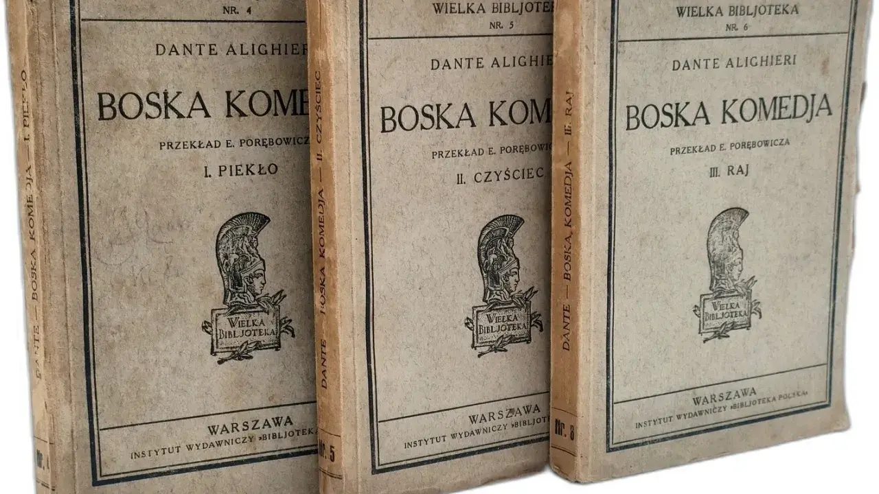 Trzy tomy "Boskiej komedii" Dantego Alighieri, wydane w Warszawie. Każdy tom zawiera ilustrację z hełmem i logo "Wielka Bibljoteka".