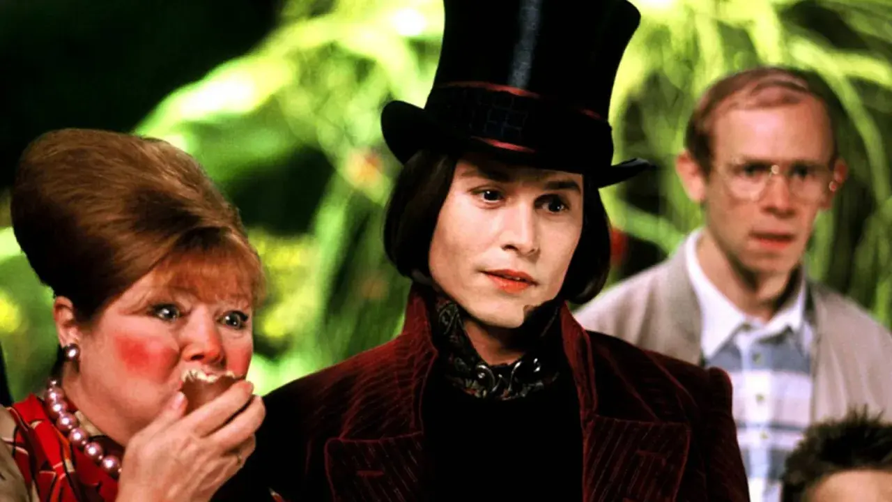 Johnny Depp jako Willy Wonka w filmie. Obok niego Veruca Salt i jej ojciec.