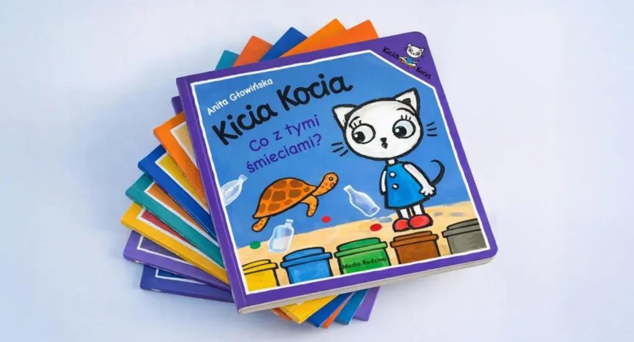 Kicia Kocia i jej przyjaciele uczą się segregować śmieci. Na okładce książki widać Kicię Kocię, żółwia i kolorowe kosze.