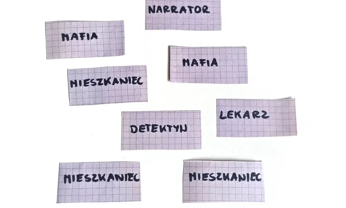 Karty z rolami do gry mafia: Narrator, Mafia, Mieszkaniec, Detektyw, Lekarz. Kto wygra?