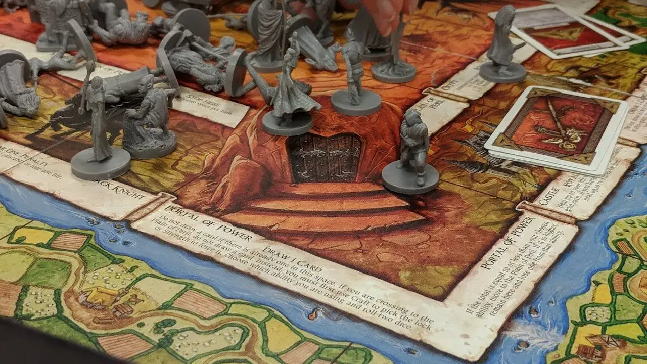 Gra planszowa RPG dla początkujących z figurkami i kartami. Gracze poruszają pionkami po planszy, walcząc i zdobywając przedmioty.