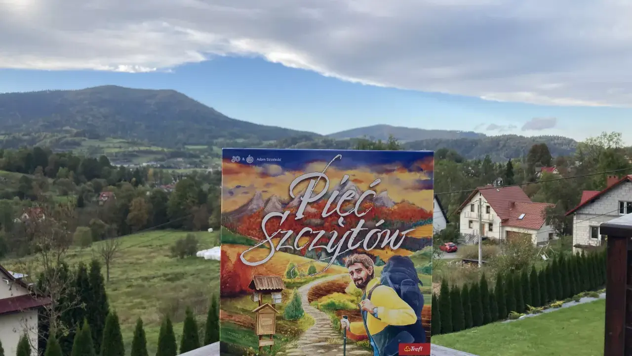 Pudełko gry "Pięć Szczytów" z wędrowcem na tle gór. Wyzwanie przyjęte!
