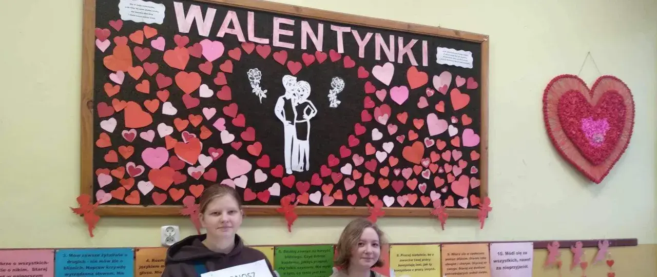 Walentynkowe pomysły na szkolnej gazetce: serca, para zakochanych i cytaty o miłości.