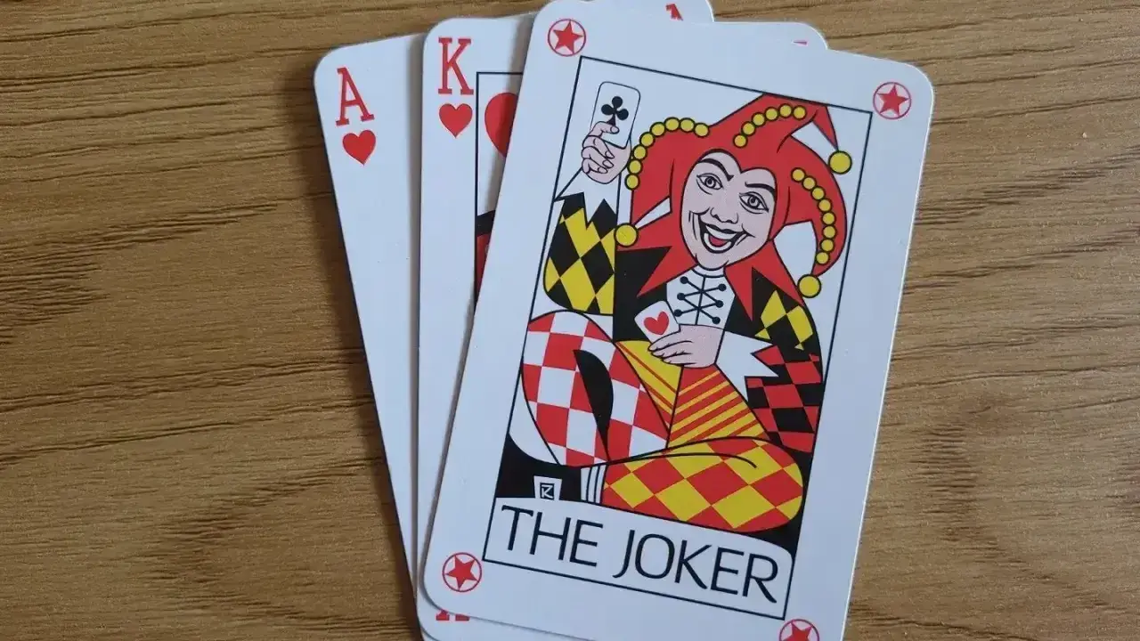 Karty do gry: As i Król kier, a także karta Joker. Idealne do gry w 66.