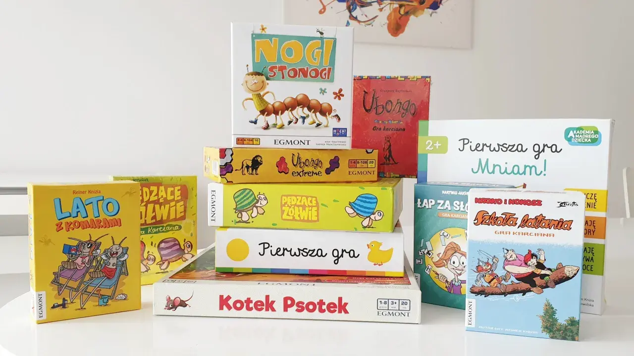 Stos gier planszowych dla dzieci: "Nogi Stonogi", "Ubongo", "Lato z Komarami", "Pędzące Żółwie", "Pierwsza gra Mniam!", "Kotek Psotek". To świetna zabawa i nauka, co to jest gra!