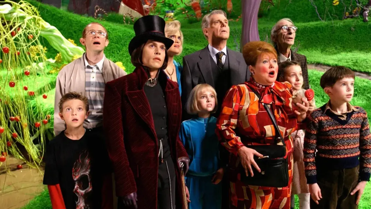 Charlie i fabryka czekolady aktorzy: Willy Wonka, Charlie Bucket i inni uczestnicy wycieczki z zachwytem patrzą na magiczną fabrykę.