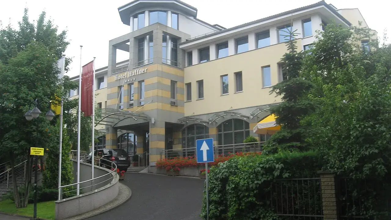 Hotel Haffner, nazwany na cześć Jana Jerzego Haffnera, wita gości.