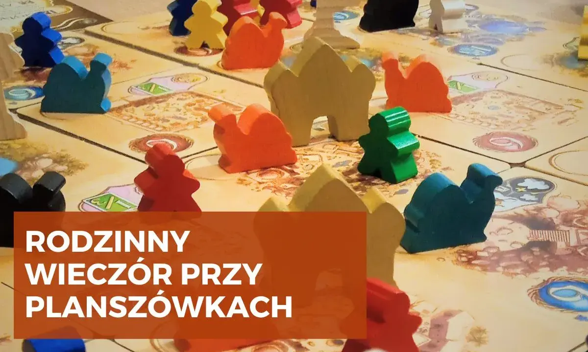 Kolorowe pionki na planszy, jakby przygotowane do gry roku. Rodzinny wieczór przy planszówkach.