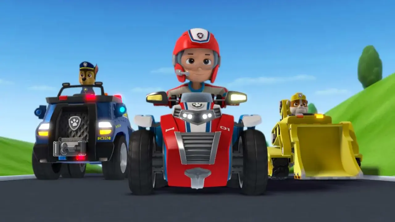 Ryder i jego psiaki z Psiego Patrolu gotowi do akcji na swoich pojazdach: Chase w radiowozie, Ryder na motocyklu, a Marshall w koparce.