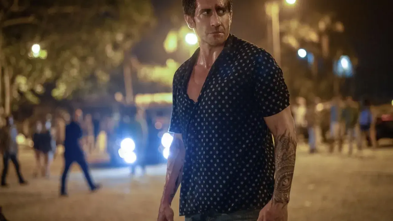 Jake Gyllenhaal w nocnej scenerii, gotowy na akcję w jednym z najlepszych thrillerów.