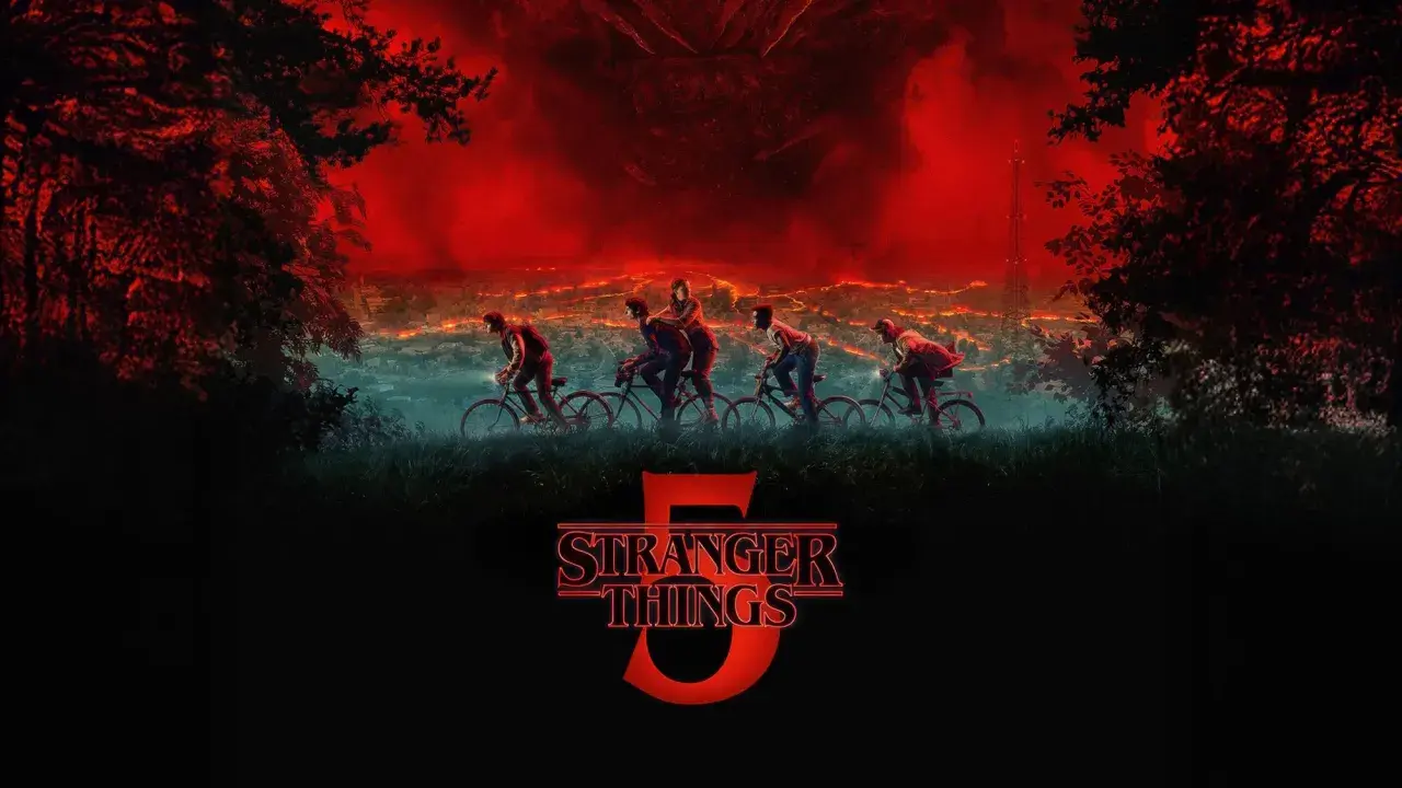Dzieci na rowerach jadą przez miasto w tle, nad którym wisi potworna, czerwona chmura. To zapowiedź kolejnego sezonu, czyli **stranger things scenariusz**.