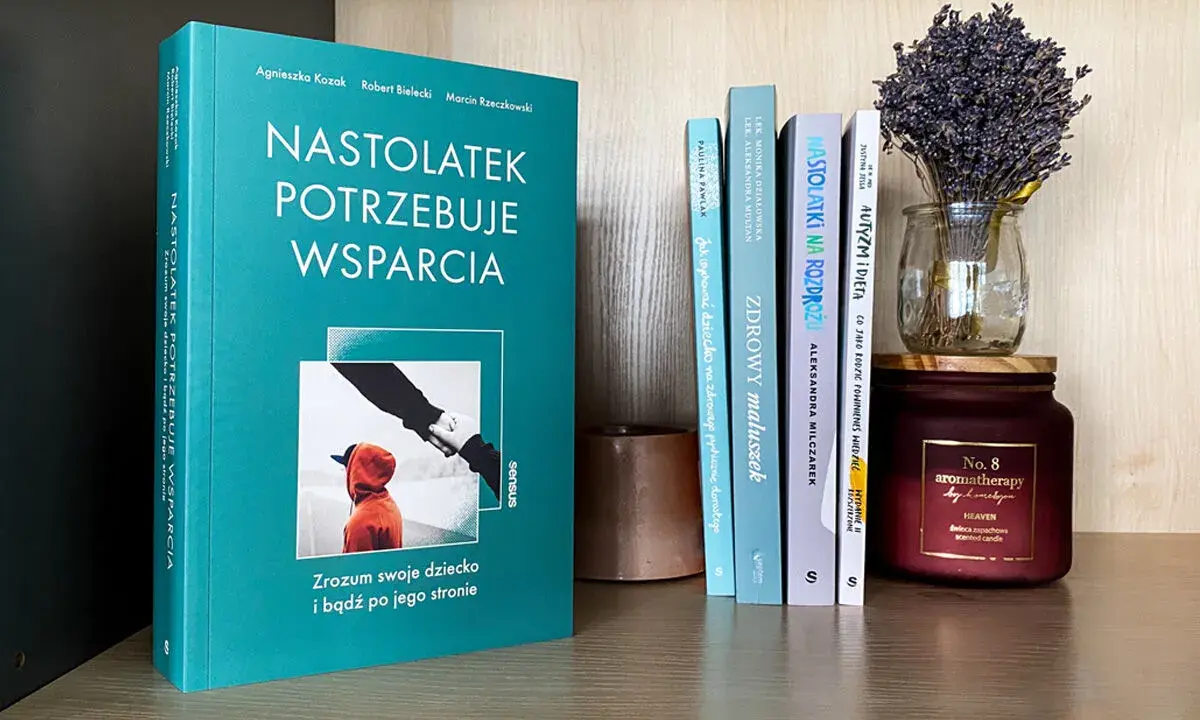 Książki o dzieciach na półce: "Nastolatek potrzebuje wsparcia", "Zdrowy maluszek", "Autyzm i dieta".
