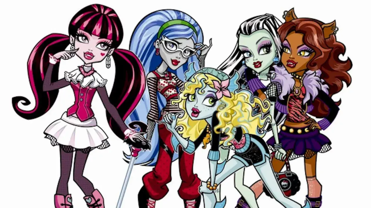 Pięć kolorowych, stylowych **monster high postaci damskich** pozuje razem, każda z unikalnym wyglądem i osobowością.