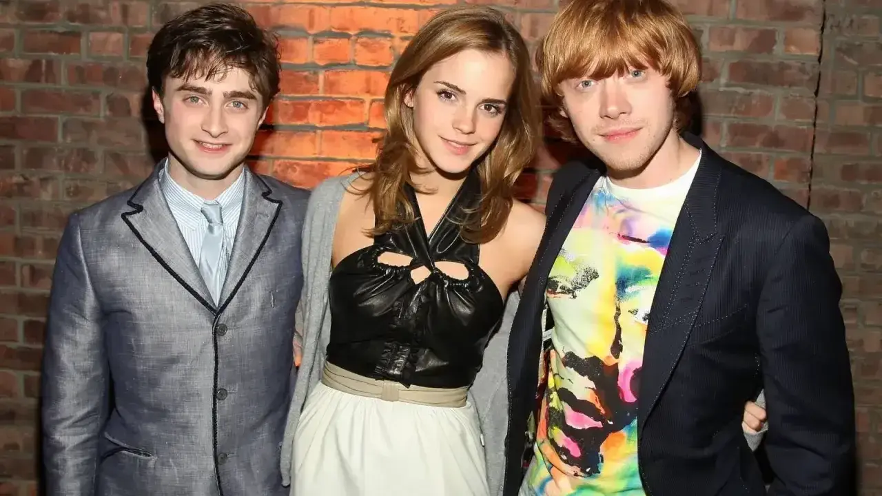 Daniel Radcliffe, Emma Watson i Rupert Grint świętują urodziny Harry'ego Pottera.