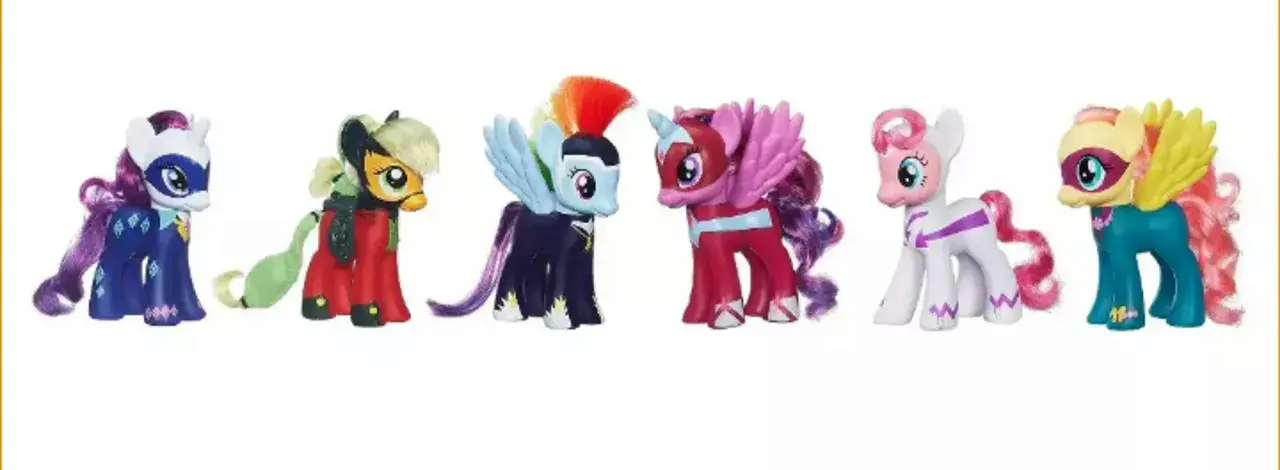 Kolekcja zabawek: my little pony postacie w strojach superbohaterów.