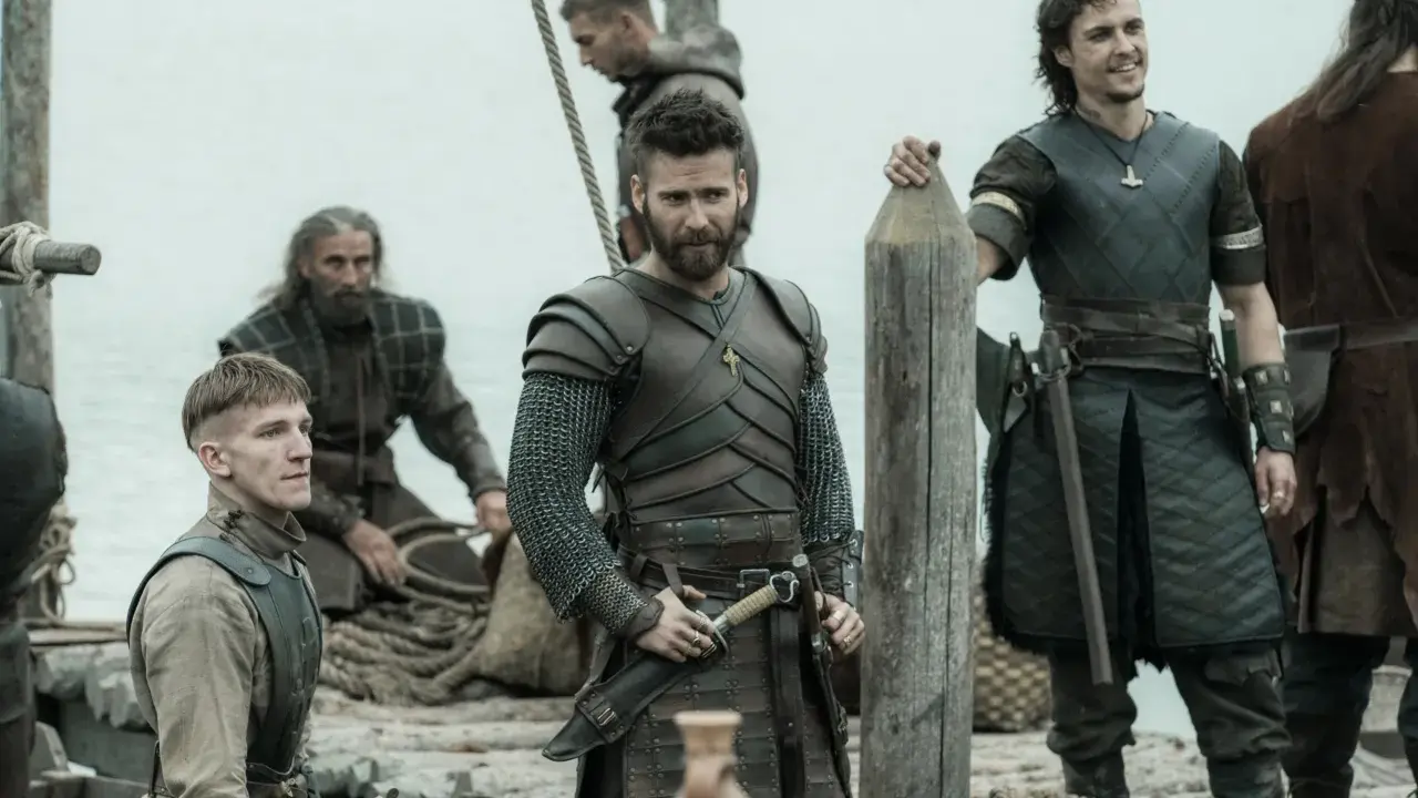Bohaterowie The Last Kingdom w zbrojach i z bronią, gotowi do walki na statku.