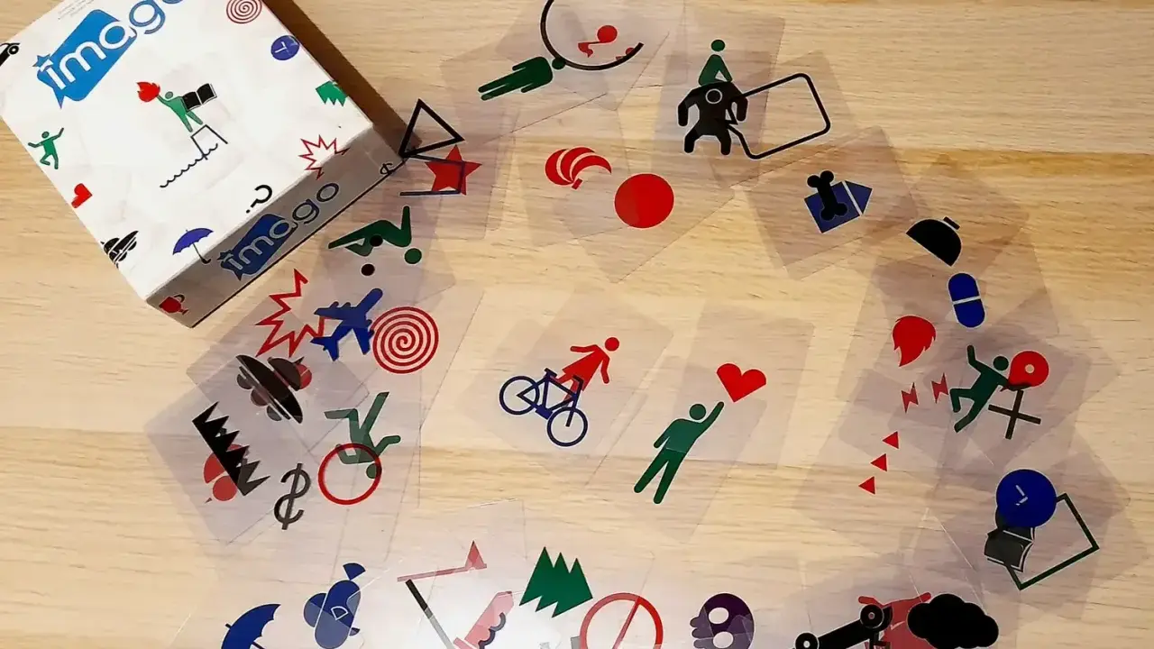 Gra Imago, zestaw kart z symbolami, idealna do ćwiczenia pamięci i kreatywności u seniorów.
