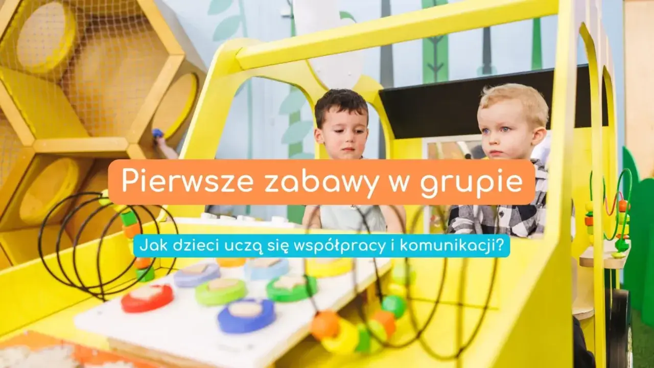 Dwóch chłopców bawi się w żółtym pojeździe, ucząc się współpracy i komunikacji.