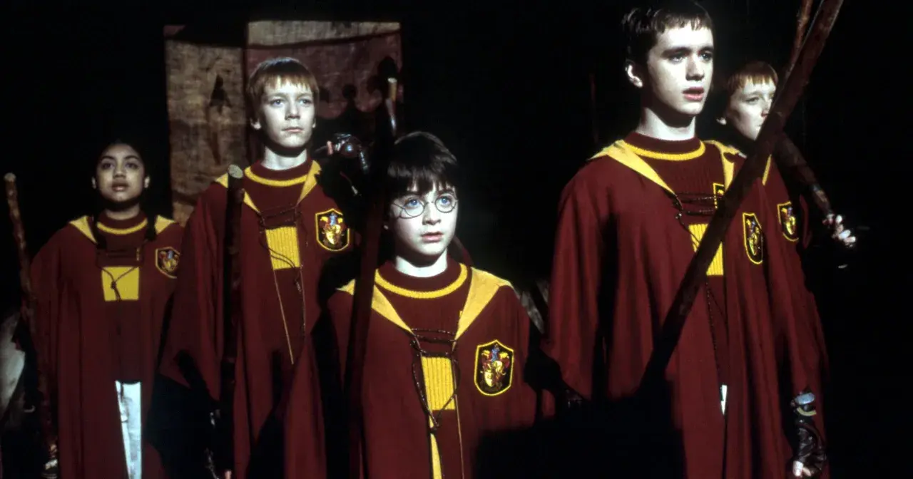 Harry Potter i kamień filozoficzny streszczenie: młodzi czarodzieje w szatach Gryffindoru, w tym Harry, przygotowują się do meczu Quidditcha.