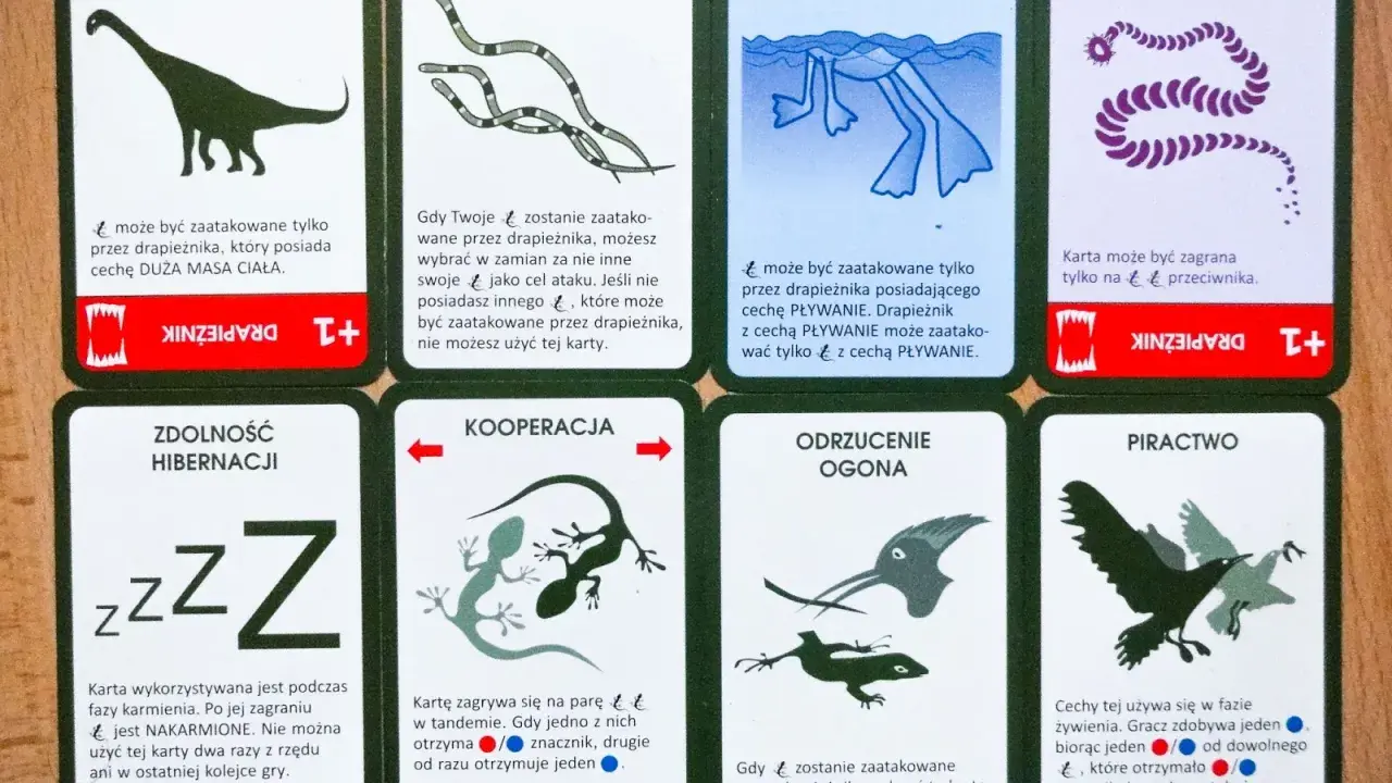 Karty z gry o ewolucji: Duża masa ciała, Mimikra, Pływanie, Pasożyt, Zdolność hibernacji, Kooperacja, Odrzucenie ogona, Piractwo.