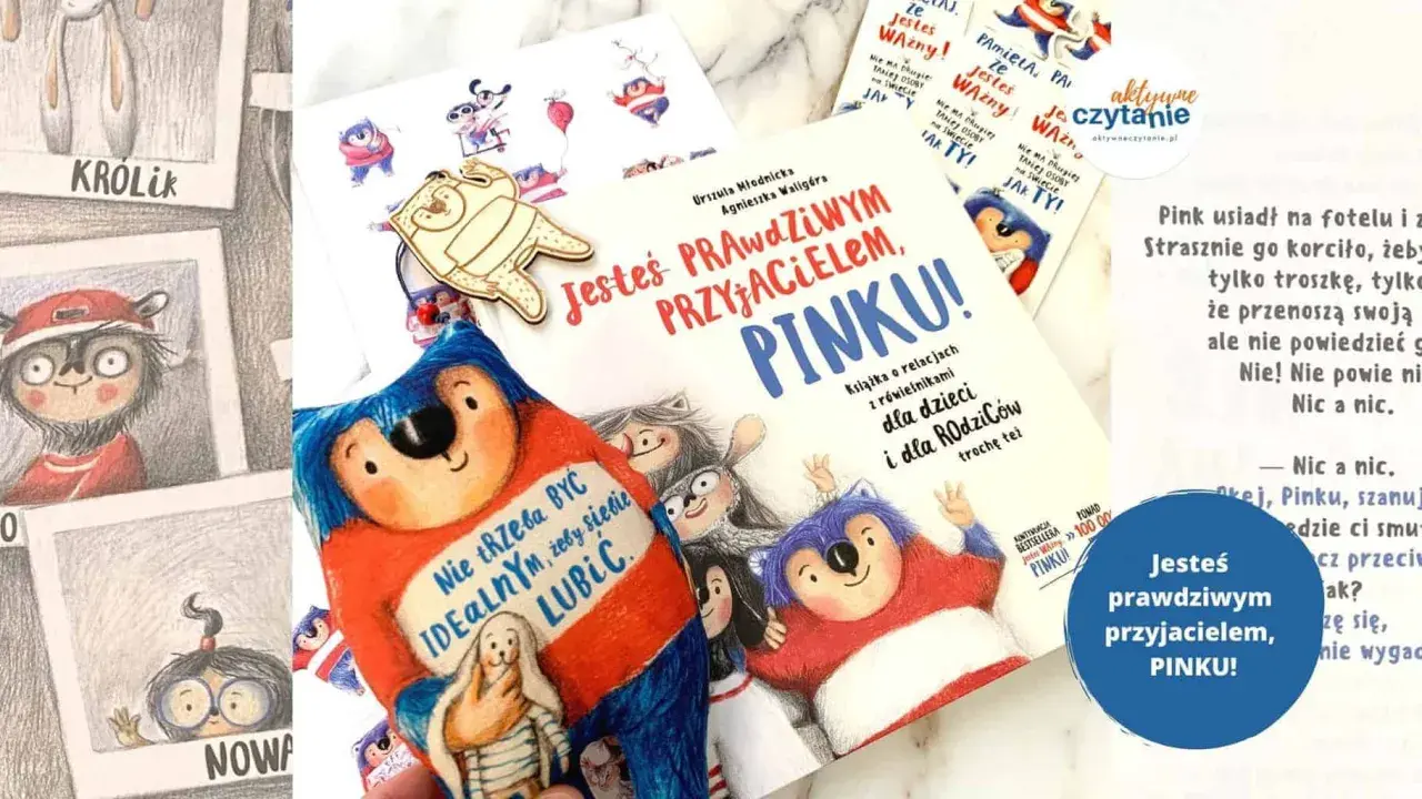 Książki o Pinku: "Jesteś prawdziwym przyjacielem, Pinku!" i ilustracje z postaciami.