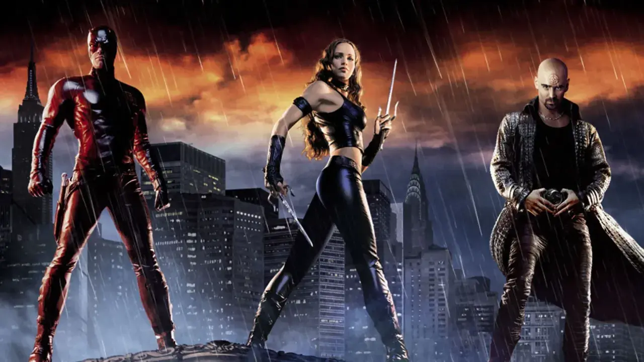 Daredevil, Elektra i Bullseye stoją na tle deszczowego miasta pod czarnym niebem Marvel.