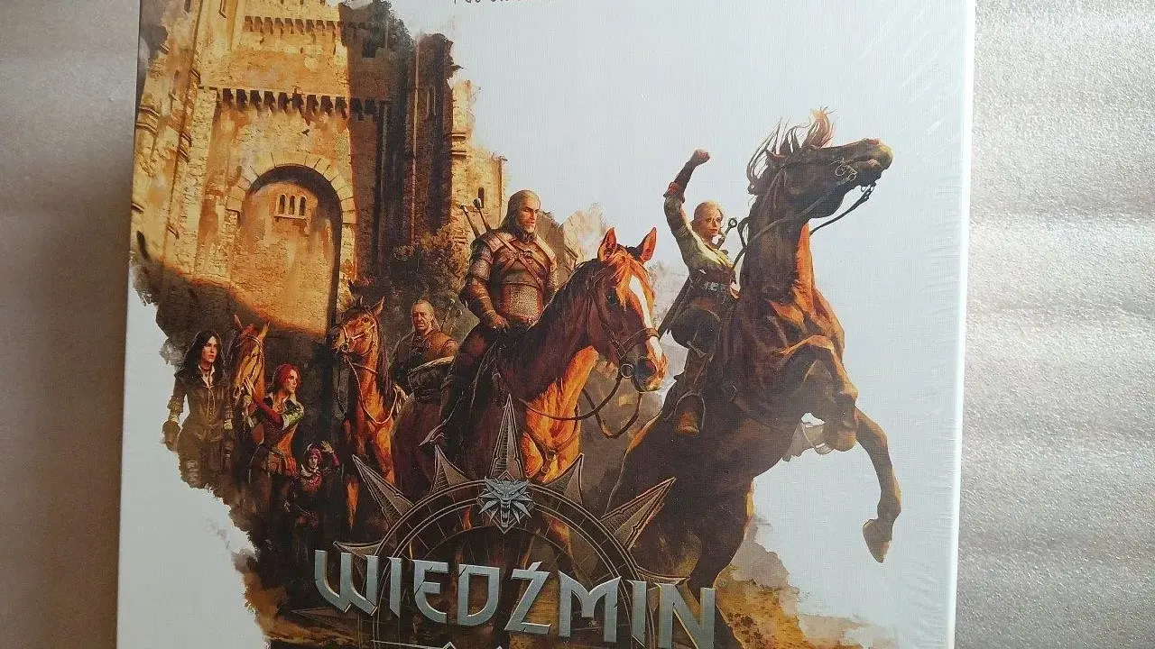 Wiedźmin: Ścieżka Przeznaczenia. Postacie na koniach pędzą ku zamkowi, gotowe na przygodę.