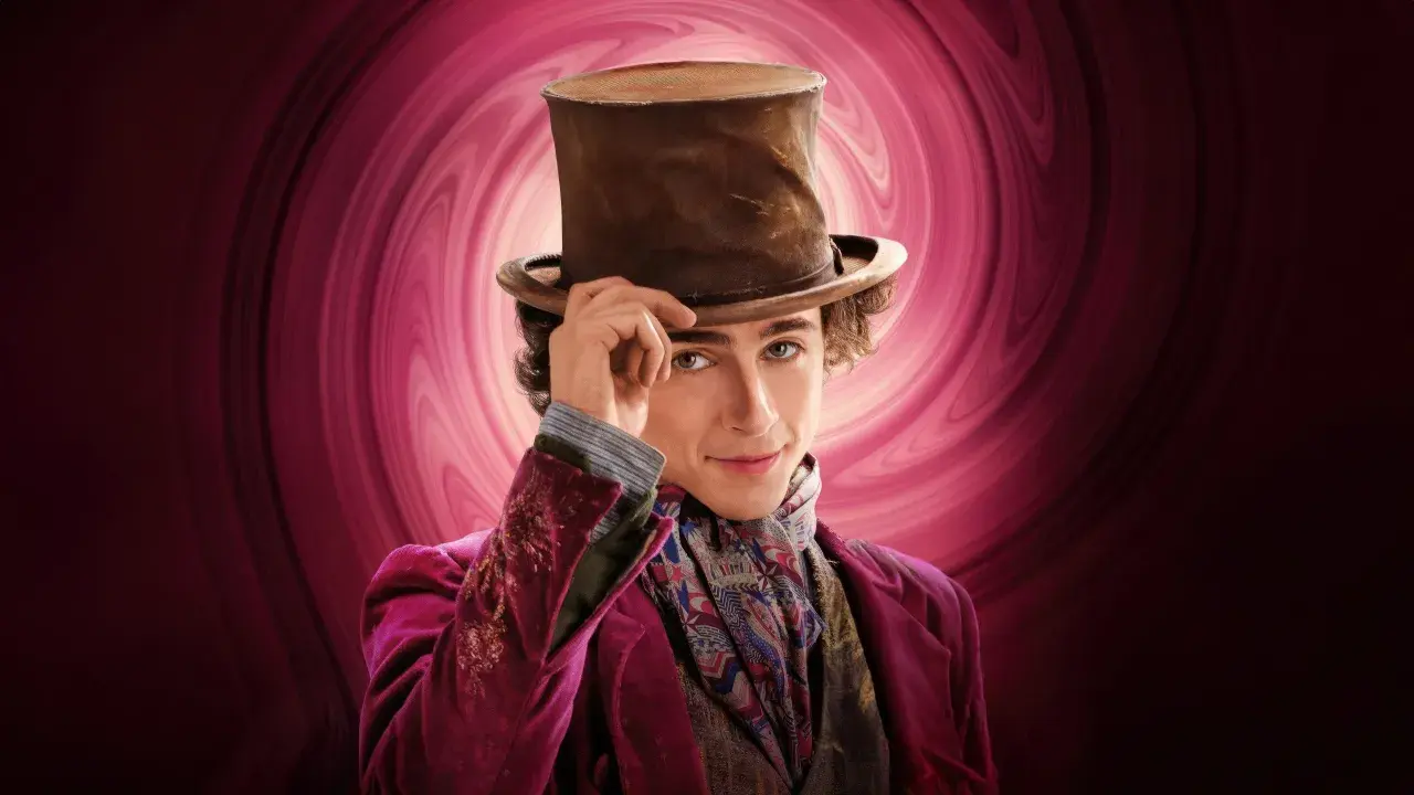 Młody Wonka, od ilu lat marzy o słodkościach? W aksamitnym płaszczu i cylindrze, z tajemniczym uśmiechem.