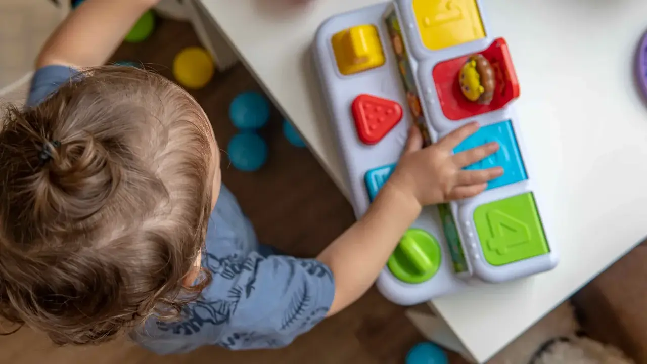 Małe rączki odkrywają świat kolorowych kształtów i cyfr na interaktywnej zabawce. Idealne zabawki dla rocznego dziecka blog.