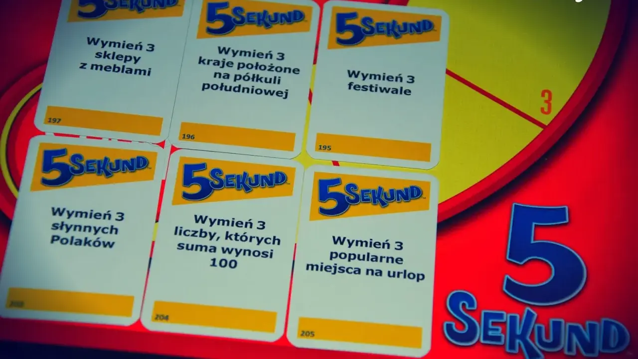 Karty z gry "5 sekund" z zadaniami typu "Wymień 3...". W tle plansza gry i napis "Rodzinna Rozrywka".