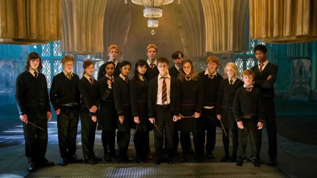 Grupa uczniów z domu Hufflepuff, w tym Harry Potter, stoi w eleganckiej sali.