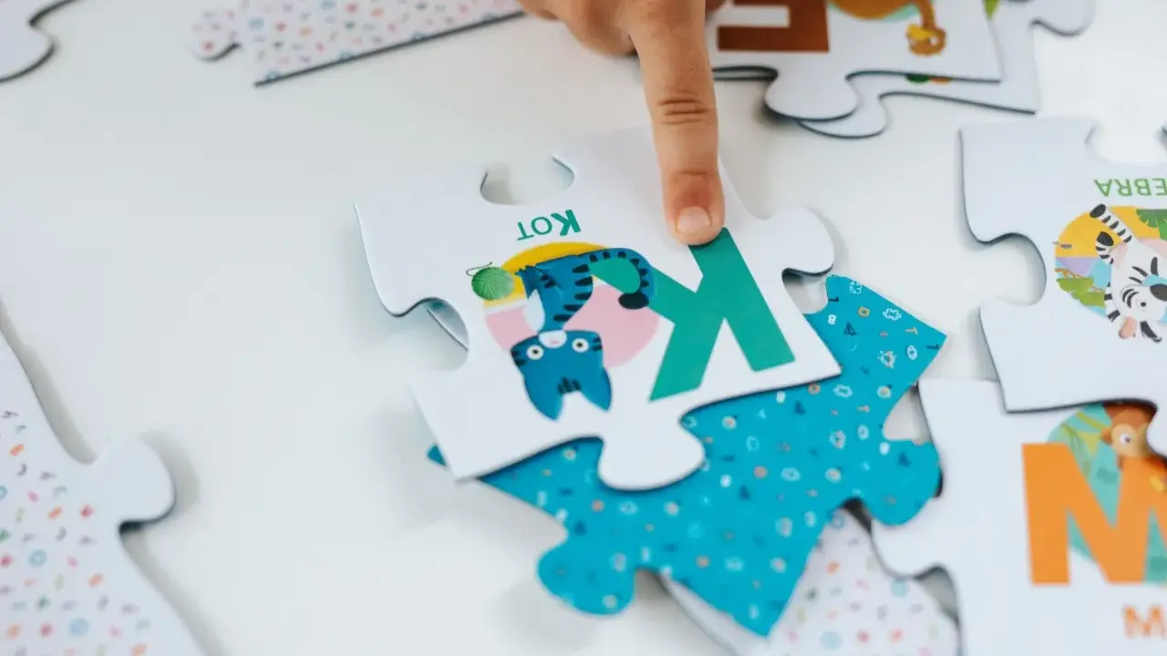 Dziecko układa puzzle dla 6 latka. Na jednym elemencie jest kotek, na innym zebra. Ile elementów?