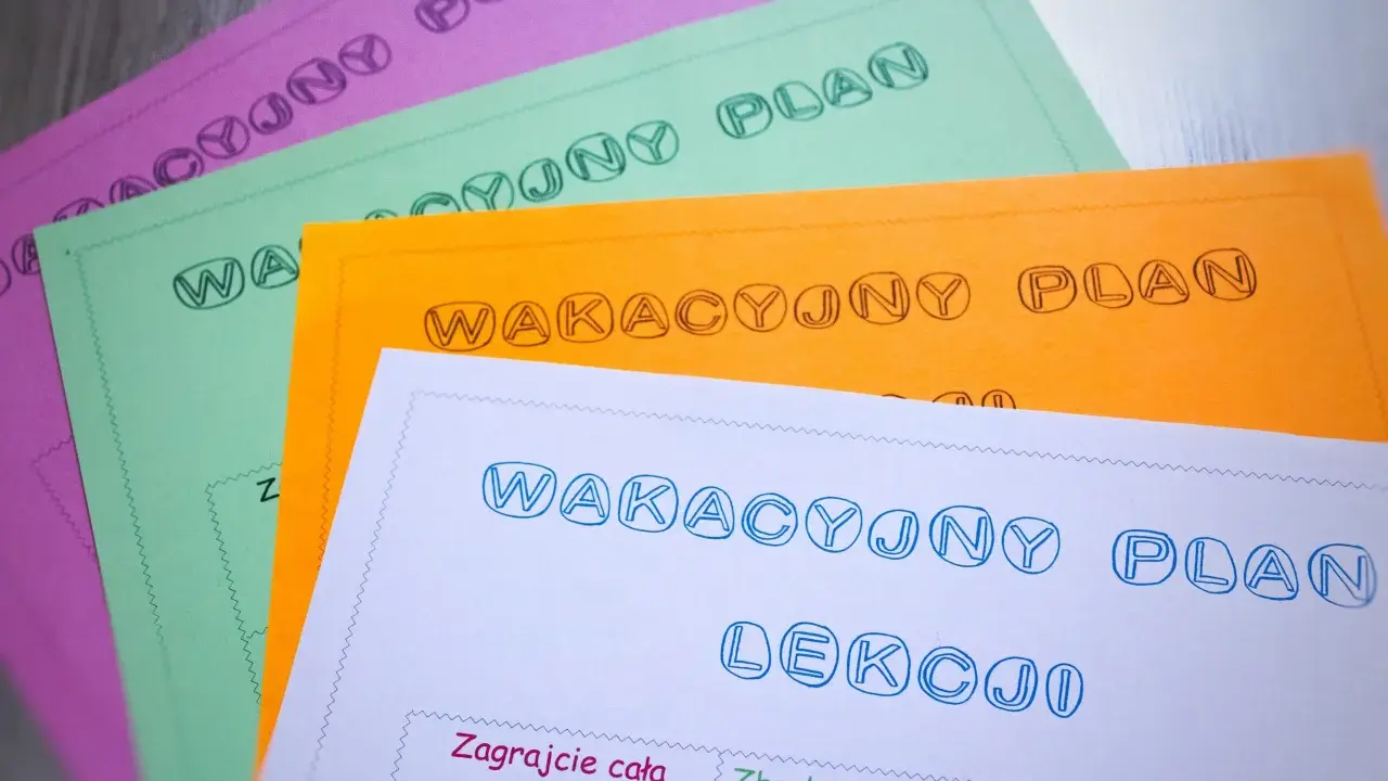 Kolorowe kartki z napisem "WAKACYJNY PLAN" i propozycjami zabaw, idealne do tworzenia gry słowne dla dzieci.