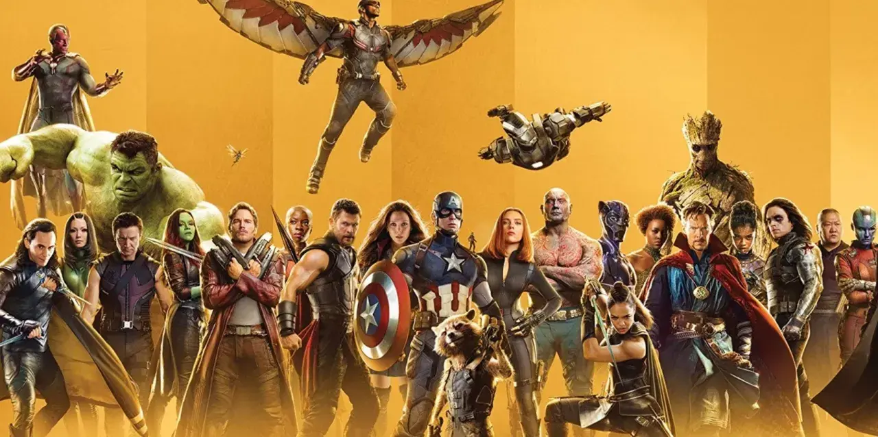 Wielka gromada marvel postacie: Hulk, Kapitan Ameryka, Thor, Iron Man, Czarna Wdowa, Star-Lord, Groot i inni gotowi do walki.