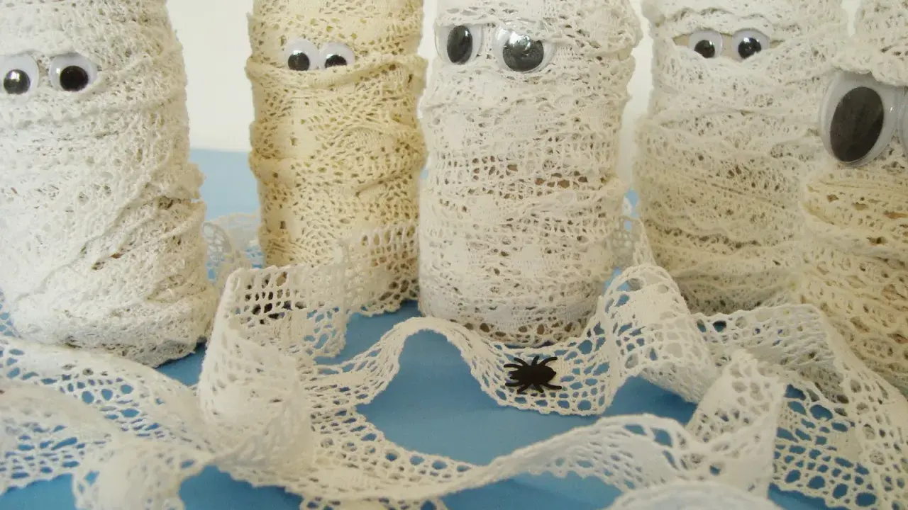 Urocze mumie z papieru toaletowego, owinięte koronką, z wielkimi oczami. Idealne na Halloween!