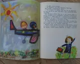 Pilot i ja streszczenie: chłopiec z pilotem w samolocie leci nad miastem, a na dole dziewczynka grozi mu pięścią.