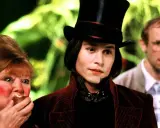 Johnny Depp jako Willy Wonka w filmie. Obok niego Veruca Salt i jej ojciec.