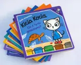 Kicia Kocia i jej przyjaciele uczą się segregować śmieci. Na okładce książki widać Kicię Kocię, żółwia i kolorowe kosze.