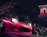 Japońska gra komputerowa "Japanese Drift Master" z różowym samochodem i młodym kierowcą pod kwitnącą wiśnią i nocnym miastem.