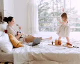 Mama gra na ukulele, a dziecko tańczy. Wspaniałe zabawy dla 5-6 latków w domu, które rozwijają kreatywność i ruch.