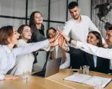 Zespół świętuje sukces po udanych gry integracyjne dla pracowników.