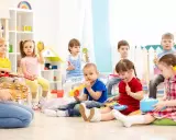 Wesołe zabawy w przedszkolu: dzieci grają na instrumentach, śpiewają i bawią się w rytm muzyki.