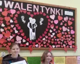 Walentynkowe pomysły na szkolnej gazetce: serca, para zakochanych i cytaty o miłości.
