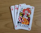 Karty do gry: As i Król kier, a także karta Joker. Idealne do gry w 66.