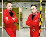 Dwóch mężczyzn w czerwonych kombinezonach i kajdankach, gotowych do ucieczki. Czy uda im się unlock po polsku?