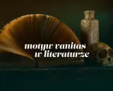 Otwarta księga, czaszka i waza tworzą kompozycję symbolizującą motyw vanitas w literaturze, przypominając o przemijaniu.