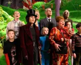 Charlie i fabryka czekolady aktorzy: Willy Wonka, Charlie Bucket i inni uczestnicy wycieczki z zachwytem patrzą na magiczną fabrykę.
