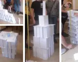 Klasa 4 buduje wieże z papieru. Zabawy integracyjne rozwijają kreatywność i współpracę.