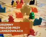Kolorowe pionki na planszy, jakby przygotowane do gry roku. Rodzinny wieczór przy planszówkach.