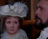 Para z epoki, ona w ozdobnym kapeluszu, on z brodą. Scena jak z "Noce i dnie streszczenie", pełna emocji.